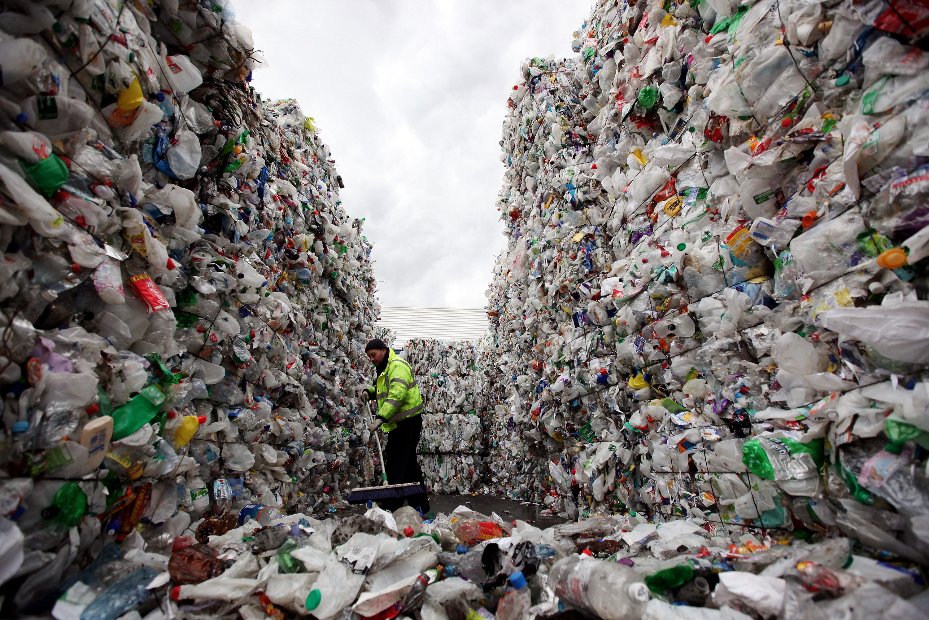 Cloud waste. Мусорные отходы. Утилизация бытовых отходов. Твердые отходы. Свалка пластика.